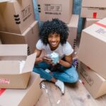 Como proteger a mudança com filme stretch e fechar as caixas com fitas adesivas?