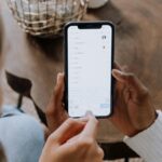 Você já se perguntou como tirar o "online" do Instagram e evitar aquela sensação de estar sendo constantemente vigiado? Muitas vezes, queremos apenas navegar pela rede social tranquilamente, sem que outras pessoas saibam que estamos ativos. Felizmente, o Instagram oferece opções para gerenciar sua privacidade e esconder sua atividade online. Neste guia completo, vamos explicar passo a passo como desativar o status online do Instagram, responder às dúvidas mais comuns sobre o assunto e falar sobre as implicações dessa configuração. Além disso, exploraremos outros tópicos relacionados à privacidade no Instagram para garantir que você tenha total controle sobre seu perfil. O que significa o "online" no Instagram? O status "online" no Instagram indica que você está ativo na plataforma naquele momento. Esse recurso é útil para que amigos ou contatos saibam quando podem obter uma resposta rápida no Direct, mas também pode ser invasivo para quem prefere um pouco mais de privacidade. Quando a configuração está ativada, seus seguidores (ou pessoas com quem você interage no Direct) conseguem ver um ponto verde ao lado da sua foto de perfil ou mensagens no Direct, indicando que você está disponível. Mas, se você deseja mais controle sobre quando e como as pessoas sabem que você está online, desativar esse recurso pode ser uma ótima ideia. Benefícios de tirar o "online" do Instagram Antes de mostrarmos como desativar seu status online, é importante entender os benefícios dessa ação. Aqui estão algumas razões para ajustar essa configuração: Mais privacidade: Você não precisa se preocupar com pessoas monitorando sua atividade ou cobrando respostas imediatas. Menos interrupções: Ao parecer offline, você reduz a pressão para responder a mensagens instantaneamente. Mais foco: Sem o alívio da visibilidade online, você pode navegar no Instagram sem distrações externas. Controle total sobre sua exposição e tempo online. Agora que você já sabe por que desativar o "online" pode ser útil, vamos ao passo a passo para ajustar essa configuração. Como tirar o "online" no Instagram Aqui está um guia simples e completo para desativar o status online do seu perfil: Passo 1. Acesse as configurações do Instagram Abra o aplicativo do Instagram no seu smartphone. Toque no ícone de menu (as três linhas horizontais) no canto superior direito do seu perfil. Selecione a opção "Configurações". Passo 2. Encontre a aba Privacidade Na tela de Configurações, toque em "Privacidade". Role a página até encontrar a seção "Status de atividade". Passo 3. Desative o status de atividade Na tela "Status de atividade", você verá a opção "Mostrar status de atividade". Desative a chave (ela ficará cinza) para ocultar seu status online de outras pessoas. Pronto! A partir de agora, ninguém poderá ver quando você está online no Instagram. Observações importantes: Ao desativar o status de atividade, você também não poderá ver quando outras pessoas estão online. Essa configuração só afeta sua visibilidade nas mensagens diretas (Direct) e atividades recentes. Além dessa configuração básica, o Instagram permite que você personalize ainda mais a sua experiência na plataforma. Confira a seção abaixo para dicas práticas adicionais. Dúvidas comuns sobre tirar o "online" do Instagram 1. Se eu desativar o "online", as pessoas ainda poderão me enviar mensagens? Sim, as pessoas ainda poderão enviar mensagens para você pelo Direct normalmente. A única mudança é que elas não saberão se você está online ou não. 2. Quem pode ver meu status "online" se a configuração estiver ativada? O status "online" estará visível apenas para pessoas que você segue ou com quem teve interações recentes no Direct. Perfis que você não segue não terão acesso a essa informação. 3. Posso ocultar meu "online" de algumas pessoas específicas? Infelizmente, não é possível ocultar o status de atividade de indivíduos específicos e mantê-lo visível para outras pessoas. Para total privacidade, o ideal é desativar a configuração para todos. 4. Desativar o status afeta minha conta de alguma forma? Não, desativar o status online é uma configuração puramente visual e não altera o funcionamento da sua conta ou interferência nos algoritmos do Instagram. 5. E quanto à opção de "última vez ativo" no Instagram? Assim como o status "online", a informação sobre a "última vez ativo" é desativada quando você tira o status de atividade no Instagram. Outras Dicas de Privacidade no Instagram 1. Controle de Mensagens Diretas: Você pode gerenciar quem pode enviar mensagens diretas para você através das Configurações de Privacidade. Seja mais seletivo sobre quem tem acesso direto à sua caixa de entrada. 2. Posts visíveis apenas para amigos próximos: Use a funcionalidade "Melhores Amigos" para compartilhar Stories apenas com pessoas de confiança. 3. Bloqueio de usuários: Se você tem seguidores indesejados ou quer limitar o acesso de alguém ao seu perfil, o bloqueio é uma alternativa eficaz. 4. Analise os aplicativos conectados à sua conta: Por segurança, verifique se você tem aplicativos de terceiros autorizados (aqueles que pedem login com o Instagram), especialmente se você fez ações como comprar seguidores no Brasil anteriormente. Revogue o acesso de apps suspeitos. A importância de personalizar sua experiência no Instagram O Instagram é uma ferramenta excepcional para conectar pessoas, compartilhar momentos e até alavancar negócios. No entanto, para aproveitar ao máximo seus conteúdos e funcionalidades, é essencial adaptá-lo às suas necessidades e preferências. Por exemplo, se você deseja manter uma presença profissional, o recurso "online" pode ser útil para interações rápidas. Mas, se o foco é reservar tempo para si mesmo, desativar o status de atividade é um grande aliado! Ao manter o controle total sobre sua presença na plataforma, você garante uma experiência mais leve e adequada à sua rotina. Um futuro com mais privacidade no Instagram Agora que você já sabe exatamente como tirar o "online" do Instagram, aproveite as outras ferramentas de privacidade a seu favor. Entender essas funções é crucial para usar a plataforma de forma inteligente e evitar situações desconfortáveis. Esperamos que este guia tenha esclarecido todas as suas dúvidas. Se precisar de mais ajuda, leia nossos outros posts sobre funcionalidades do Instagram e dicas de como melhorar sua experiência na rede social. Siga explorando, ajuste as configurações ao seu gosto e aproveite!