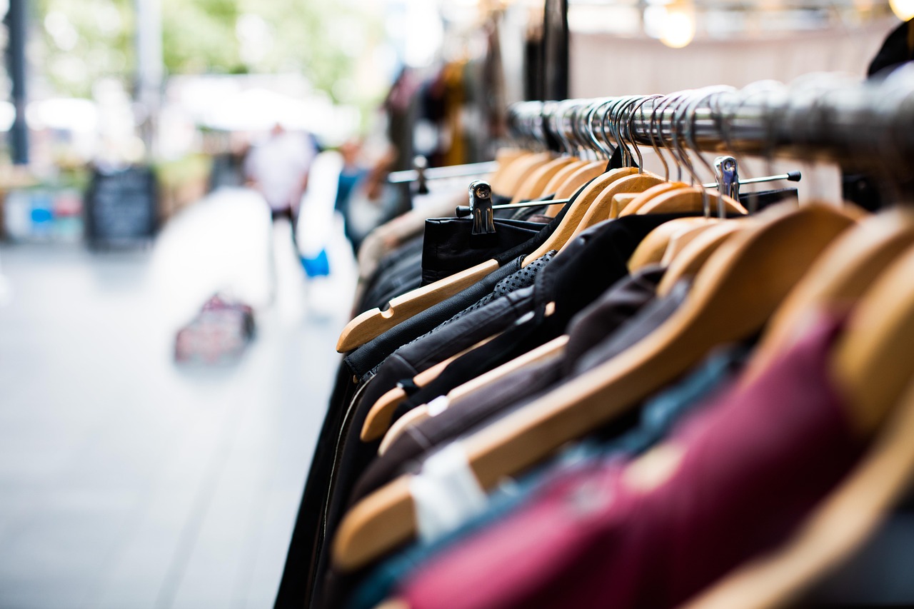 Como adaptar camisas masculinas para diferentes estilos pessoais