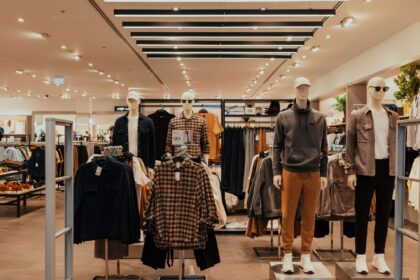 Receber um convite de casamento é sempre especial. No entanto, junto com a empolgação, surge a dúvida: qual camisa masculina usar? Eu mesmo já percebi que escolher o modelo errado pode comprometer todo o visual, mesmo quando o terno é de qualidade. A verdade é que a camisa masculina para casamento precisa estar alinhada ao horário, ao local da cerimônia e ao dress code indicado no convite. Portanto, neste guia completo, você vai aprender como escolher o modelo ideal para cada tipo de casamento — do mais clássico ao mais descontraído. 1. Primeiro passo: entenda o dress code Antes de escolher a camisa, verifique se o convite menciona: Traje social completo Black tie Esporte fino Casual chic Cada nível de formalidade exige um tipo específico de camisa. 2. Casamento formal à noite Casamentos noturnos costumam ser mais sofisticados. ✔ Melhor escolha: camisa branca A camisa branca é clássica, elegante e a opção mais segura. Características ideais: Algodão de alta qualidade Colarinho italiano ou francês Punho simples ou duplo (para abotoadura) Modelagem slim ou tradicional bem ajustada Além disso, combina perfeitamente com ternos preto, azul marinho ou grafite. Saiba mais sobre Camisaria Fmw 3. Casamento black tie Este é o nível máximo de formalidade. ✔ Camisa específica para smoking Características: Camisa branca Colarinho wingtip (para gravata borboleta) Frente com peitilho ou pregas Punho duplo Nesse caso, não há espaço para improviso. O protocolo deve ser seguido. 4. Casamento durante o dia Casamentos diurnos permitem leveza e suavidade nas cores. Cores recomendadas: ✔ Branco ✔ Azul claro ✔ Off-white ✔ Rosa claro (em propostas modernas) Além disso, tecidos mais leves funcionam melhor em ambientes abertos. 5. Casamento na praia ou campo Ambientes ao ar livre permitem um toque mais descontraído. Opções ideais: ✔ Camisa de linho ✔ Algodão leve ✔ Tons claros (areia, bege, azul claro) Entretanto, mesmo sendo mais casual, o ajuste deve ser impecável. 6. Slim fit ou tradicional? A escolha depende do seu biotipo e do estilo do evento. Slim fit ✔ Visual moderno ✔ Silhueta mais alinhada ✔ Ideal para ternos ajustados Tradicional (regular fit) ✔ Mais conforto ✔ Ideal para cerimônias clássicas O mais importante é que não haja excesso de tecido nem botões repuxando. Terno Clássico FMW: conheça uma opção elegante para ocasiões formais, eventos e compromissos profissionais. Como dobrar camisas masculinas corretamente para não amassar? Veja técnicas simples para conservar suas peças. 7. Escolha do colarinho O colarinho influencia muito na elegância. Mais indicados para casamento: ✔ Italiano ✔ Francês ✔ Tradicional estruturado Evite button down em casamentos formais. 8. Punho simples ou duplo? Punho simples → Versátil e elegante Punho duplo → Mais sofisticado, ideal para noite Abotoaduras agregam refinamento em cerimônias noturnas. 9. Tecidos ideais para casamento ✔ Algodão egípcio ✔ Tricoline ✔ Linho (em casamentos diurnos e ao ar livre) Evite tecidos muito finos ou transparentes sob iluminação intensa. Saiba mais sobre Polo Gola Padre Piquet Elastano 10. Erros comuns ao escolher camisa para casamento ❌ Usar camisa muito justa ❌ Escolher modelo casual demais ❌ Ignorar o dress code ❌ Usar camisa amassada ❌ Misturar colarinho inadequado com gravata formal Combinações seguras para não errar Clássico noturno Camisa branca Terno azul marinho Gravata discreta Moderno elegante Camisa branca slim Terno grafite Gravata vinho Diurno leve Camisa azul clara Terno cinza claro Gravata suave Saiba mais 1. Camisa preta é adequada para casamento? Não é a opção mais clássica, especialmente em eventos formais. 2. Posso usar camisa azul? Sim, principalmente em casamentos diurnos ou menos formais. 3. Preciso usar abotoadura? Somente em eventos mais sofisticados. 4. Slim fit é melhor? Depende do seu biotipo e estilo do terno. 5. Camisa de linho é elegante? Sim, especialmente em casamentos ao ar livre. 6. Posso usar camisa estampada? Não é recomendado em cerimônias formais. 7. Qual é a opção mais segura? Camisa branca social. 8. Preciso usar gravata? Depende do dress code. Escolher camisas masculinas para casamento exige atenção ao dress code, horário e local da cerimônia. A camisa branca social é a opção mais segura e elegante para eventos formais, especialmente à noite. Já casamentos diurnos ou ao ar livre permitem tons claros e tecidos mais leves. O segredo está no ajuste correto, tecido de qualidade e alinhamento com o nível de formalidade do evento. 1. Qual camisa usar em casamento à noite? Camisa branca é a mais indicada. 2. Azul claro é permitido? Sim, principalmente durante o dia. 3. Posso usar camisa casual? Não em eventos formais. 4. Colarinho italiano é elegante? Sim, especialmente com gravata. 5. Punho duplo é obrigatório? Não, mas agrega sofisticação. 6. Linho funciona em casamento? Sim, em ambientes ao ar livre. 7. Camisa preta é elegante? Depende do estilo do evento. 8. Slim fit é moderno? Sim, cria visual mais alinhado. 9. Gravata sempre é necessária? Depende do dress code. 10. Como não errar? Priorize camisa branca, bom ajuste e respeito ao protocolo. Qual a diferença entre manga curta e manga longa em camisas masculinas? Descubra quando usar cada modelo.