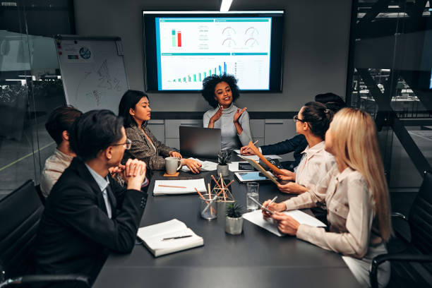 Dados proprietários ajudam empresas a entender clientes, identificar oportunidades e tomar decisões mais estratégicas e competitivas.